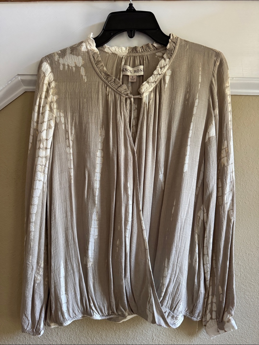 Knox Rose Taupe and Cream Tie-Front Long Sleeve Blouse